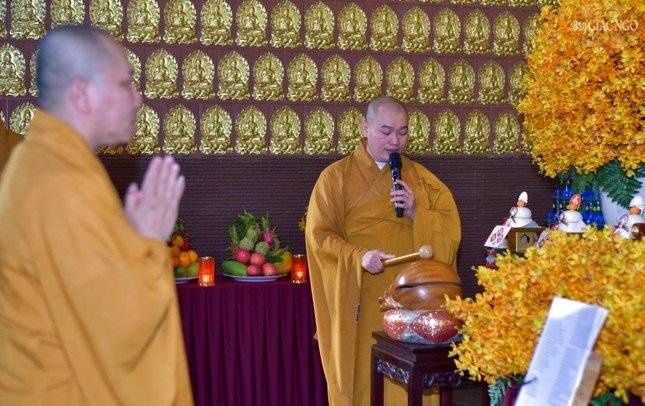 Chư Tăng chùa Phổ Quang hướng dẫn đại chúng lạy Ngũ bách danh