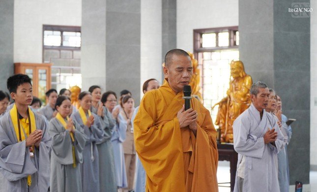 Khóa lễ tụng kinh tại chánh điện