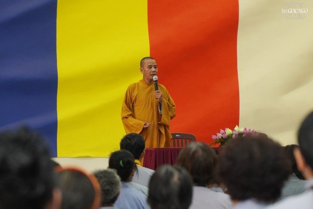 Thượng tọa Thích Minh Nhựt, Phó Trưởng ban kiêm Chánh Thư ký Ban Hoằng pháp GHPGVN TP.HCM thông tin thời khóa đến Phật tử